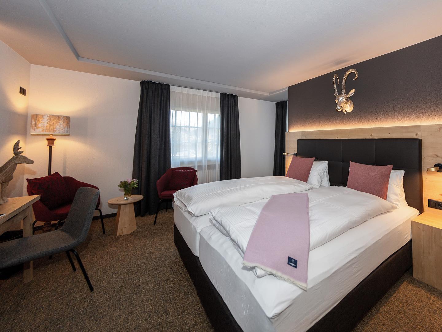Das Parsenn - Das Hotel zum Wohlfühlen
Für eine gemütliche Übernachtung sind unsere Zimmer im Alpen-Chic-Stil eingerichtet und jedes Zimmer verfügt über seinen individuellen Charme.
#davosklosters #newdesign #rooms #inspiration #parsenn